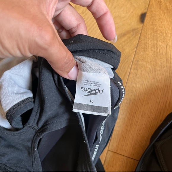 Speedo Women’s Swimsuit size 10 - Picture 6 of 8